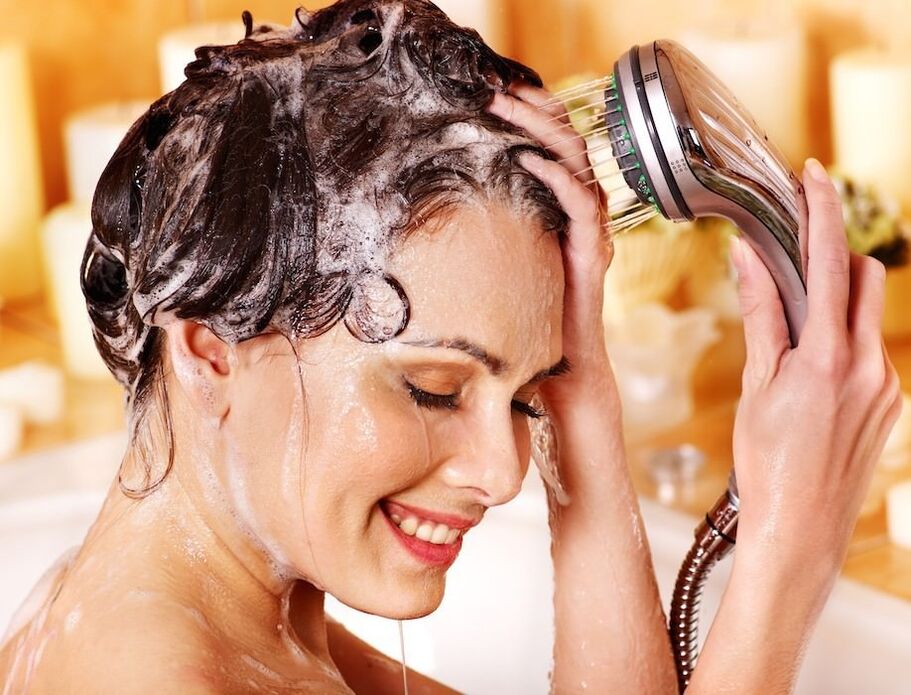 Przy łuszczycy skóry głowy konieczne jest mycie szamponem leczniczym