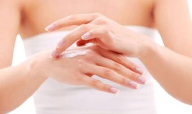 dziewczyna nakładająca maść na dłoń